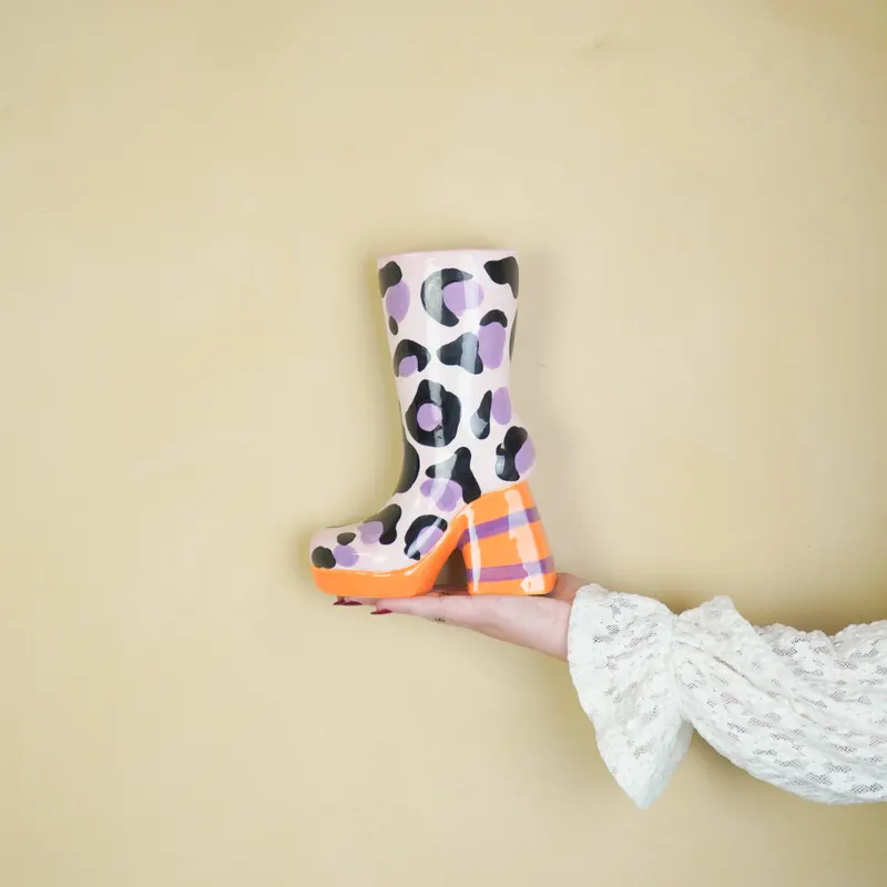 Keramikvase in Stiefelform mit Leopardenmuster, Pink-Orange von Housevitamin in Pink und Orange, 18 × 8 × 24 cm, Ansicht 7