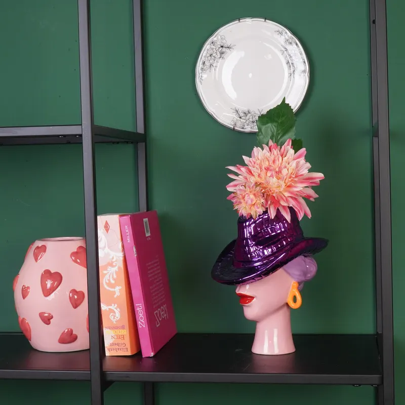 Keramikvase „Lady with the Hat“ im Cowboyhut-Design von Housevitamin in Flieder und Metallic-Pink, 19 × 16 × 23,5 cm, Ansicht 2