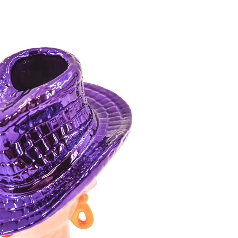 Keramikvase „Lady with the Hat“ im Cowboyhut-Design von Housevitamin in Flieder und Metallic-Pink, 19 × 16 × 23,5 cm, Ansicht 4
