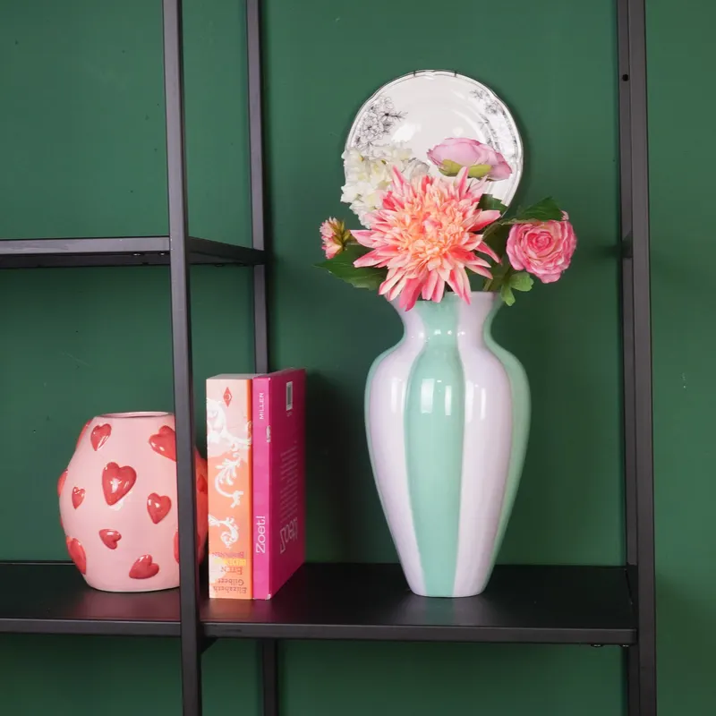 Plissierte Keramikvase für Blumen und Zweige von Housevitamin in Flieder/Grün, 16,5 × 16,5 × 29,5 cm, Ansicht 4
