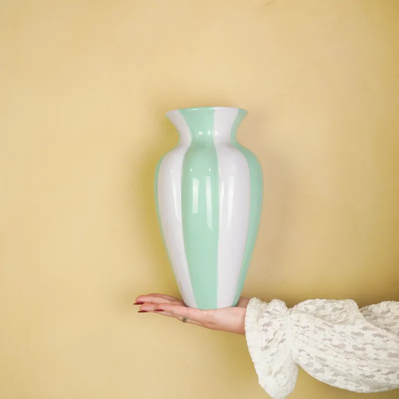 Plissierte Keramikvase für Blumen und Zweige von Housevitamin in Flieder/Grün, 16,5 × 16,5 × 29,5 cm, Ansicht 5