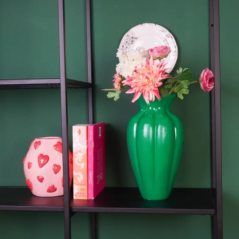 Plissierte Keramikvase für Blumen und Zweige von Housevitamin in Grün, 16,5 × 16,5 × 29,5 cm, Ansicht 2