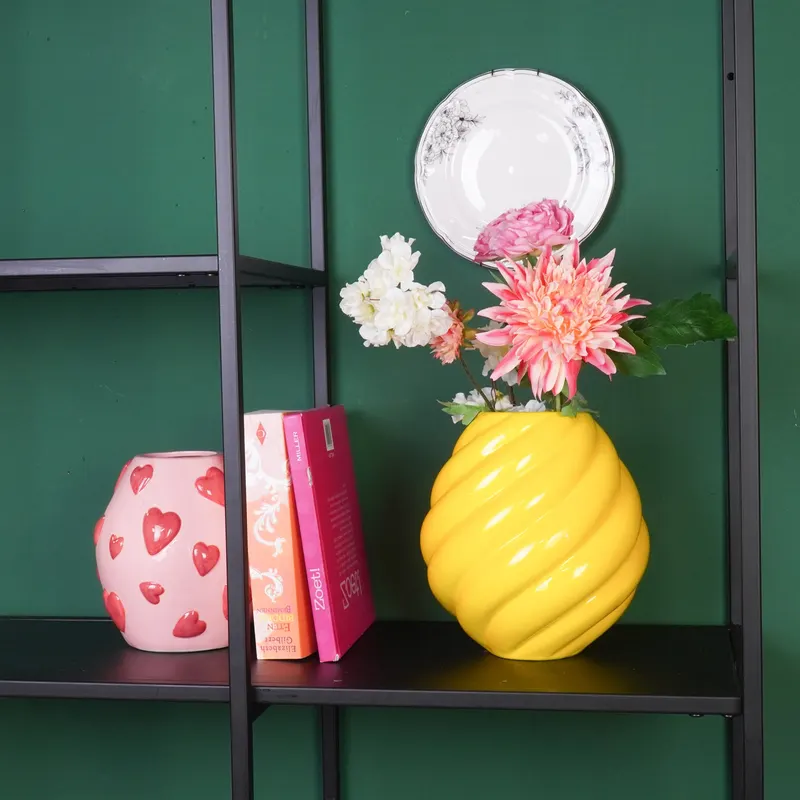 Keramikvase Swirl mit verspieltem Design von Housevitamin in Gelb, 20 × 20 × 21,5 cm, Ansicht 4