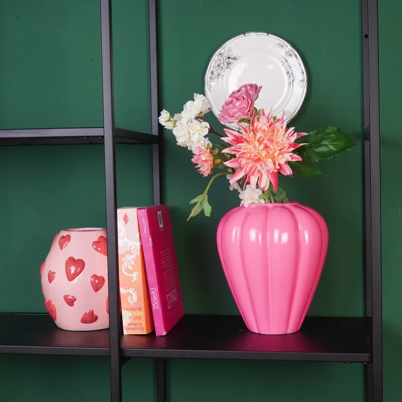Keramikvase Swirl mit verspieltem Design von Housevitamin in Neonpink, 20 × 20 × 21,5 cm, Ansicht 2