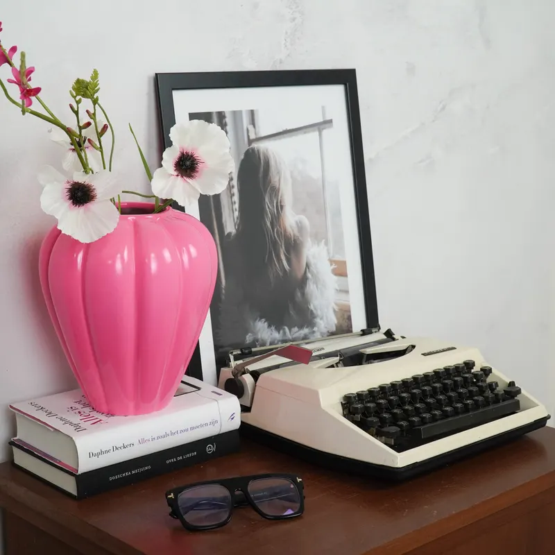 Keramikvase Swirl mit verspieltem Design von Housevitamin in Neonpink, 20 × 20 × 21,5 cm, Ansicht 3