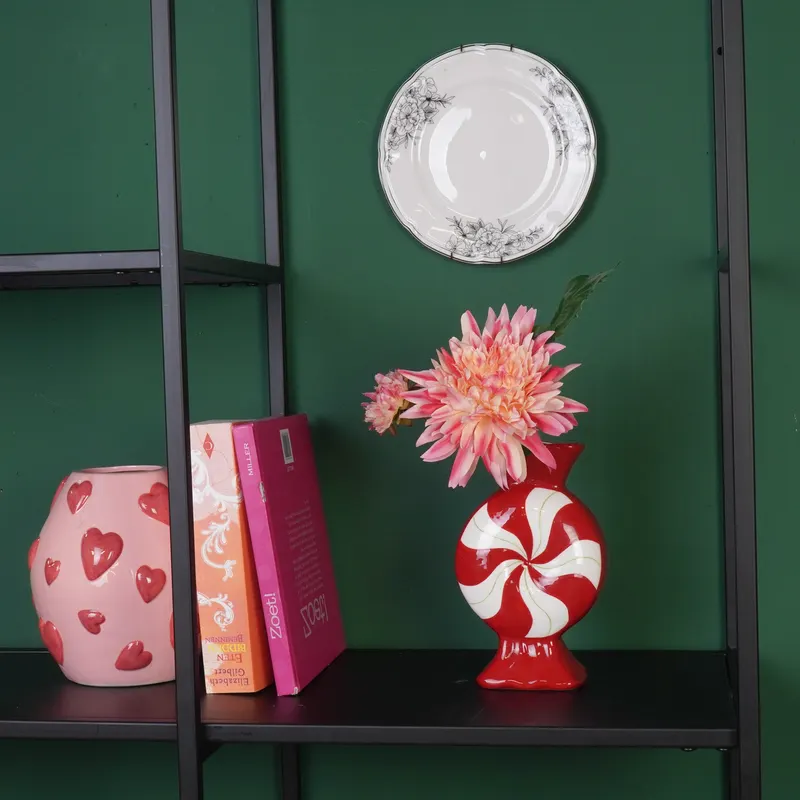 Keramikvase Toffee Candy mit bunten Wirbelstreifen von Housevitamin in Rot/Weiß, 12 × 6,5 × 20 cm, Ansicht 2