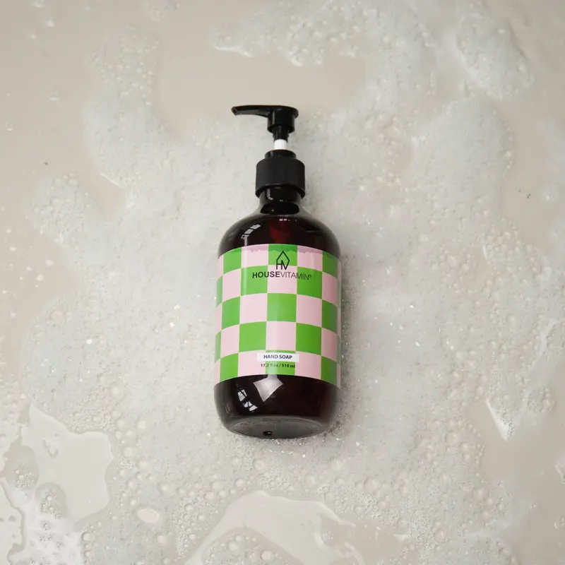 Vegane Handseife mit Gurkenduft und Pumpflasche von Housevitamin in Braun mit schwarzer Pumpe, Ansicht 7
