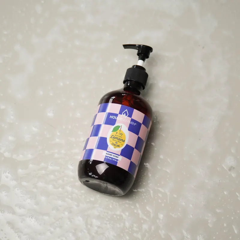Vegane Handseife mit Pumpflasche und Zitrus-Kräuterduft von Housevitamin in Braun und Schwarz, 7 × 7 × 21 cm, Ansicht 3