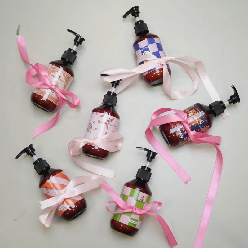 Vegane Handseife Peony mit Pumpspender aus Kunststoff von Housevitamin in Braun und Schwarz, 7 × 7 × 21 cm, Ansicht 8