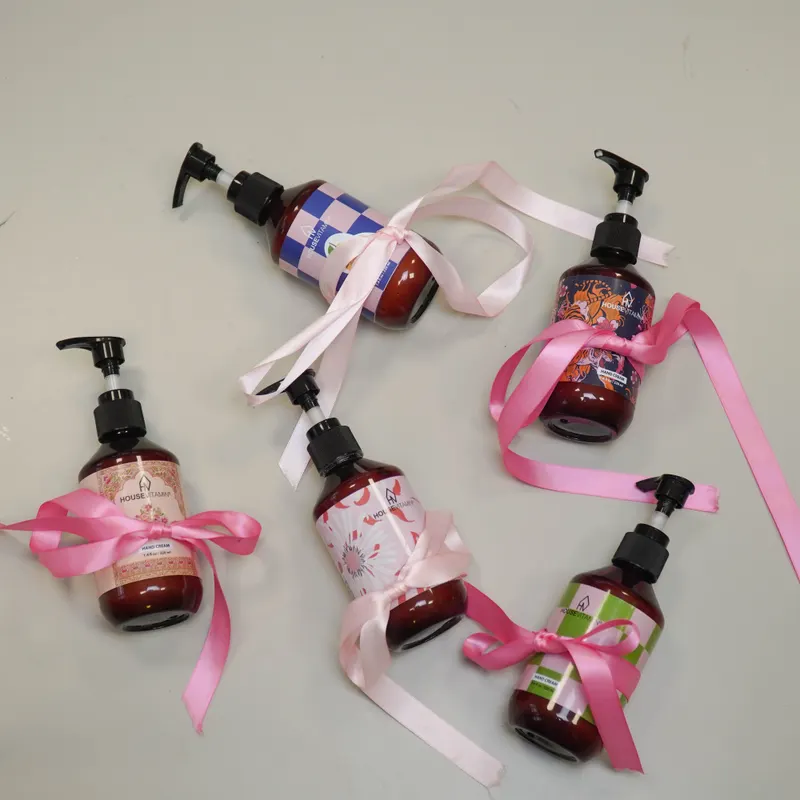 Vegane Handseife mit Pumpe, Duft Holz & Salbei von Housevitamin in Braun (Flasche), Schwarz (Pumpe), 7 × 7 × 21 cm, Ansicht 7
