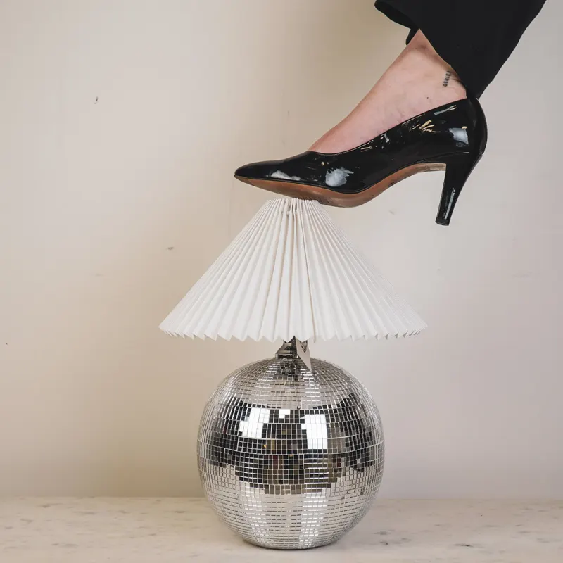 Disco-Tischlampe aus Glas mit Spiegelplättchen von Housevitamin in Silber, 20 × 20 × 20 cm, Ansicht 3