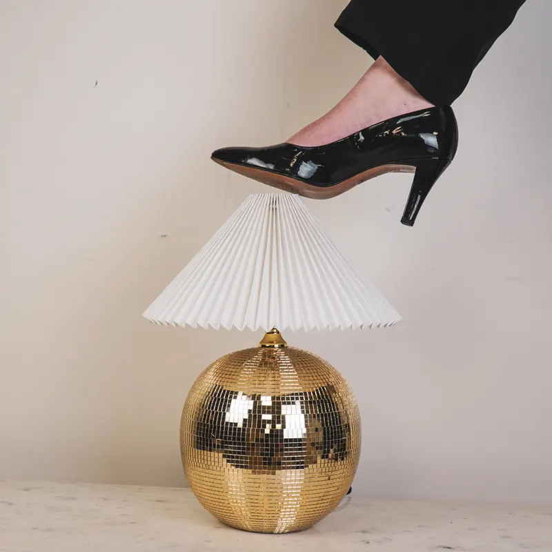 Disco-Tischlampe aus Glas mit Spiegelplättchen von Housevitamin in Gold, 20 × 20 × 20 cm, Ansicht 3