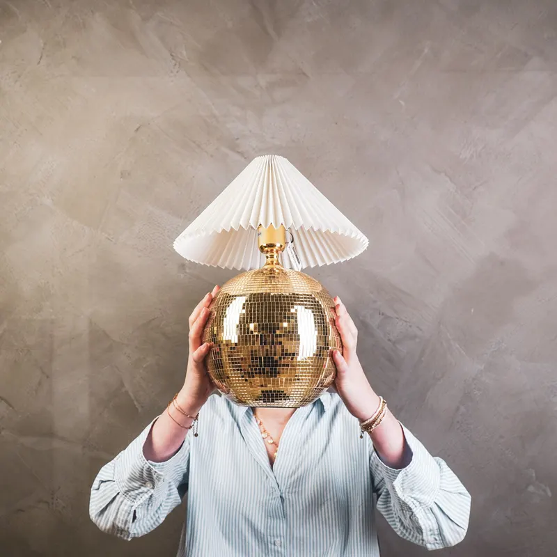 Disco-Tischlampe aus Glas mit Spiegelplättchen von Housevitamin in Gold, 20 × 20 × 20 cm, Ansicht 6