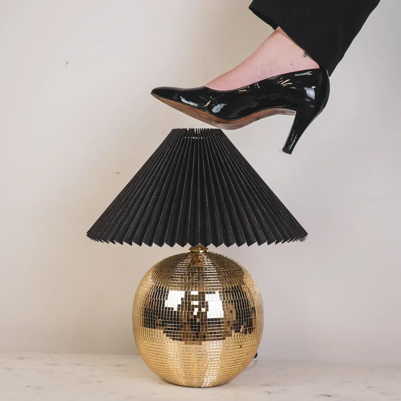 Disco-Tischlampe aus Glas mit Spiegelplättchen von Housevitamin in Gold, 20 × 20 × 20 cm, Ansicht 7
