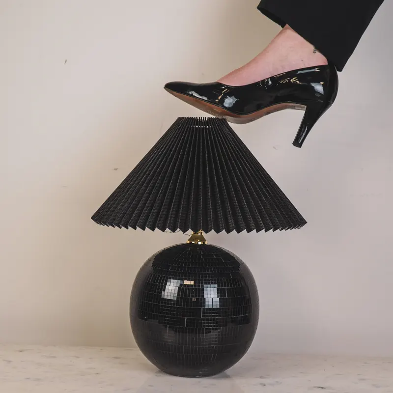 Disco-Tischlampe aus Glas mit Spiegelplättchen von Housevitamin in Schwarz, 20 × 20 × 20 cm, Ansicht 3