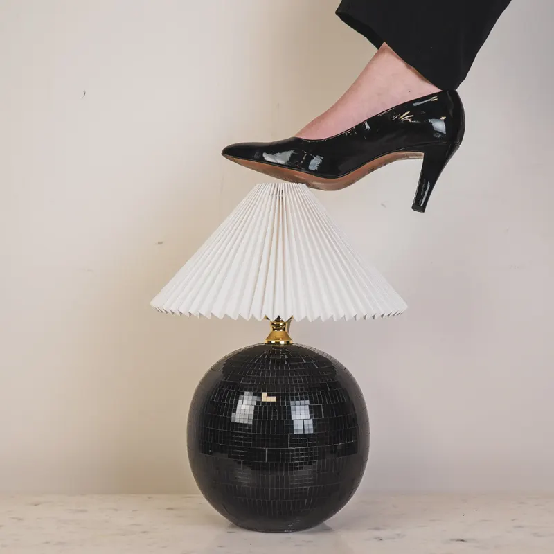 Disco-Tischlampe aus Glas mit Spiegelplättchen von Housevitamin in Schwarz, 20 × 20 × 20 cm, Ansicht 5