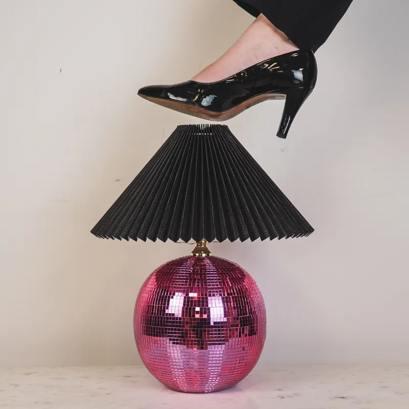 Disco-Tischlampe aus Glas mit Spiegelplättchen von Housevitamin in Pink, 20 × 20 × 20 cm, Ansicht 3