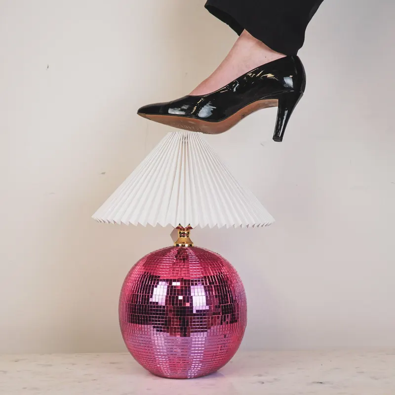 Disco-Tischlampe aus Glas mit Spiegelplättchen von Housevitamin in Pink, 20 × 20 × 20 cm, Ansicht 5