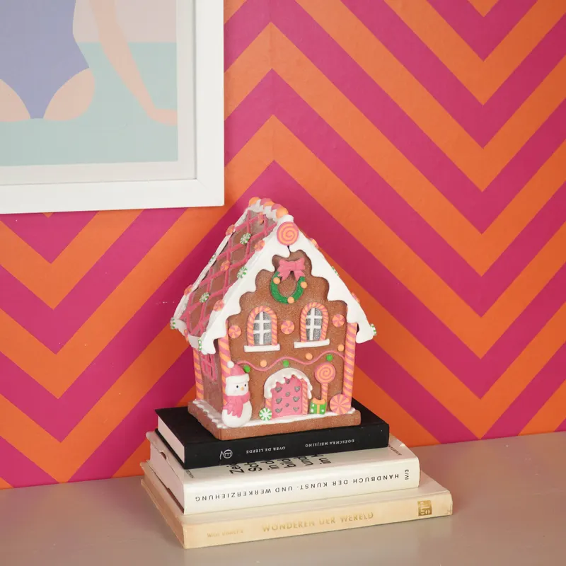LED-Weihnachtshäuser aus Polyresin in Candy-Optik von Housevitamin in Braun/Rosa, 8,5 × 13 × 23,5 cm, Ansicht 2