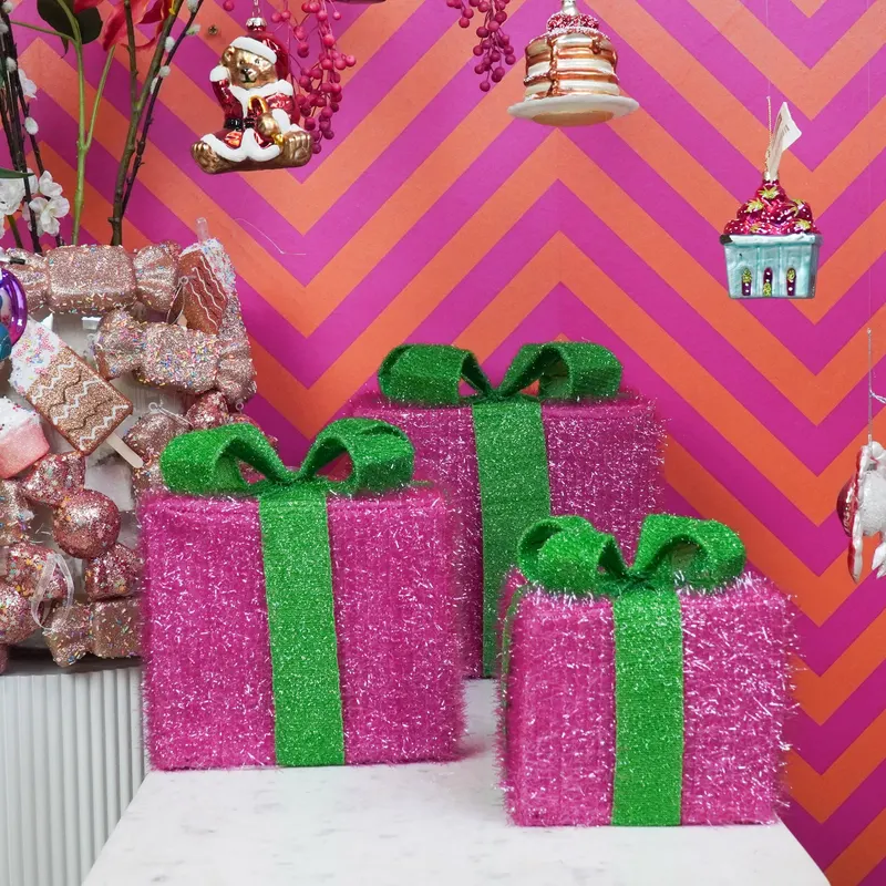 LED-Weihnachtsgeschenkboxen aus Polystyrol, 3er-Set von Housevitamin in Rosa/Grün, 15, 20 und 25 cm, Ansicht 2