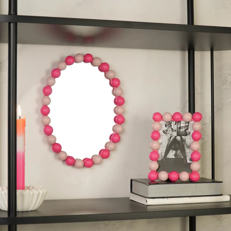 Ovaler Wandspiegel Bubbles mit Perlenrand aus MDF und Glas von Housevitamin in Hell- und Neonrosa, 29 × 22,5 cm, Ansicht 2