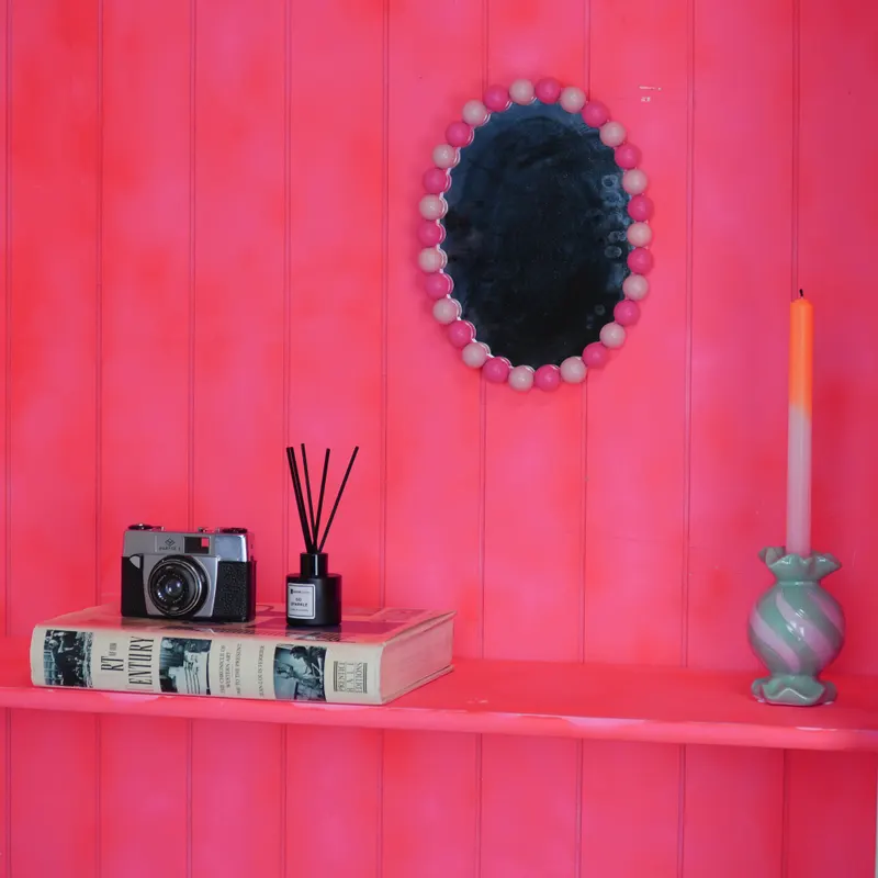 Ovaler Wandspiegel Bubbles mit Perlenrand aus MDF und Glas von Housevitamin in Hell- und Neonrosa, 29 × 22,5 cm, Ansicht 3