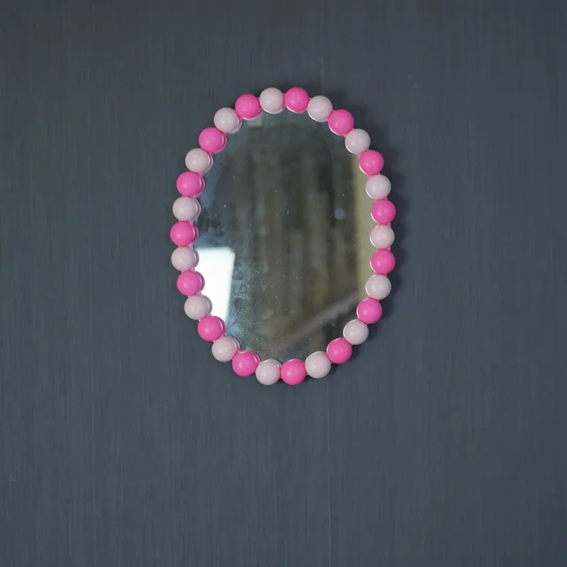 Ovaler Wandspiegel Bubbles mit Perlenrand aus MDF und Glas von Housevitamin in Hell- und Neonrosa, 29 × 22,5 cm, Ansicht 4