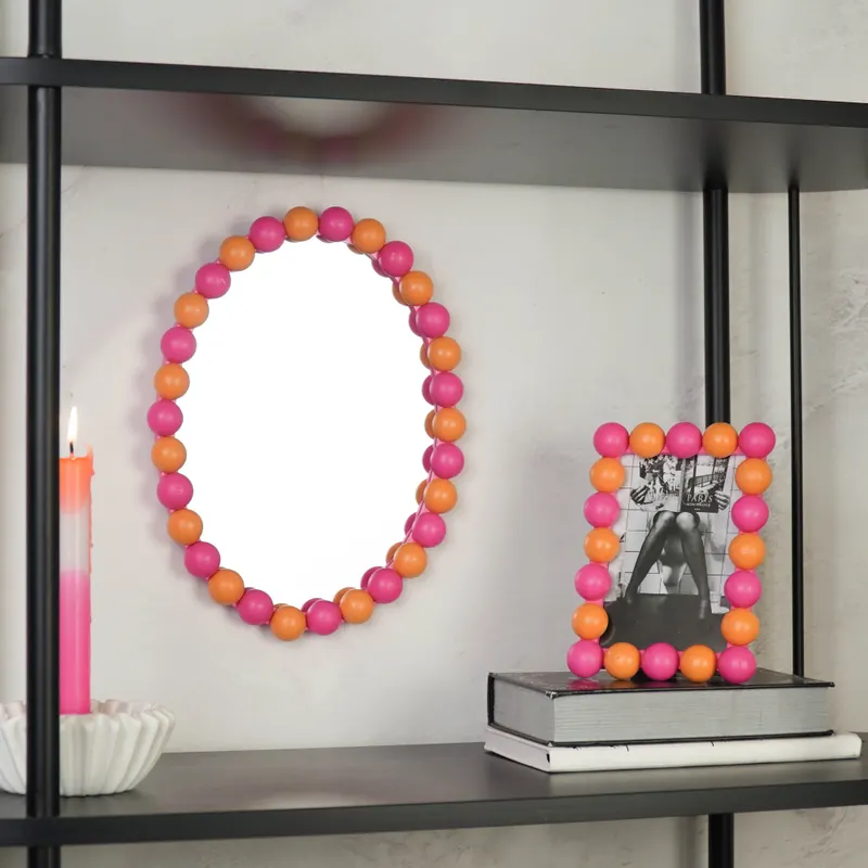 Ovaler Wandspiegel Bubbles mit zweifarbigem Perlenrand von Housevitamin in Neonpink/Orange, 29 × 22,5 cm, Ansicht 2