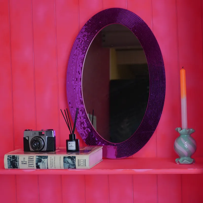 Ovaler Disco-Wandspiegel mit Spiegelfliesenrand von Housevitamin in Rosa, 60 × 40 × 1 cm, Ansicht 2