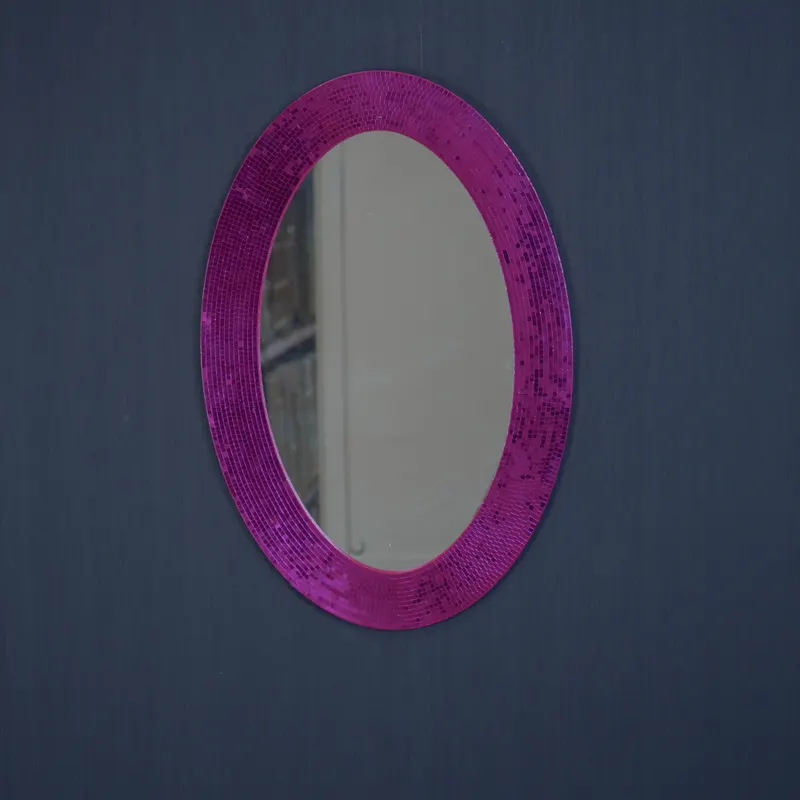Ovaler Disco-Wandspiegel mit Spiegelfliesenrand von Housevitamin in Rosa, 60 × 40 × 1 cm, Ansicht 3