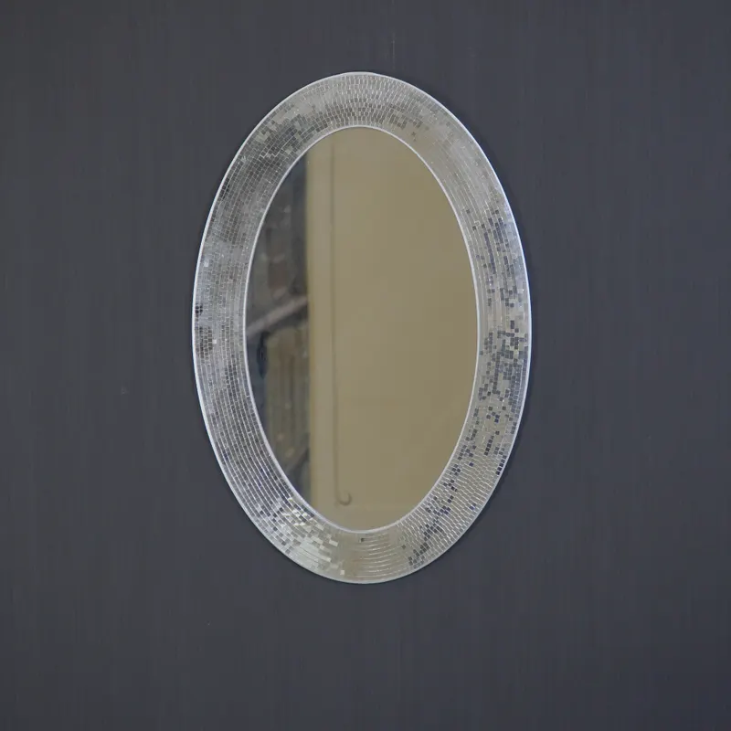 Ovaler Disco-Wandspiegel mit Spiegelfliesenrand von Housevitamin in Silber, 60 × 40 × 1 cm, Ansicht 3