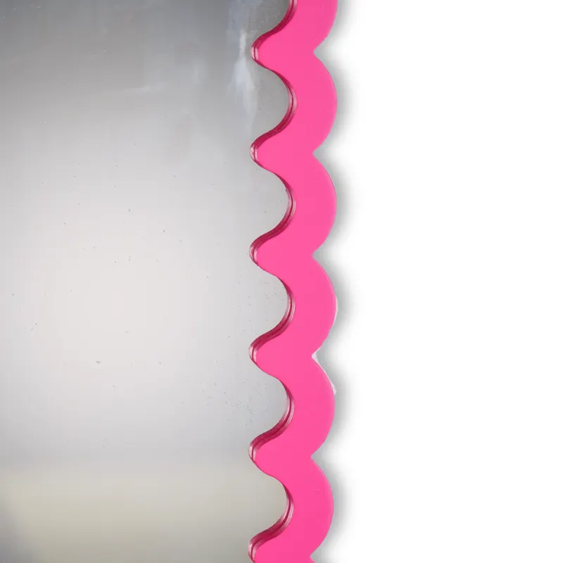 Wandspiegel Wavey mit Wellenkante aus MDF von Housevitamin in Neonpink, 24 × 33 × 1,5 cm, Ansicht 2