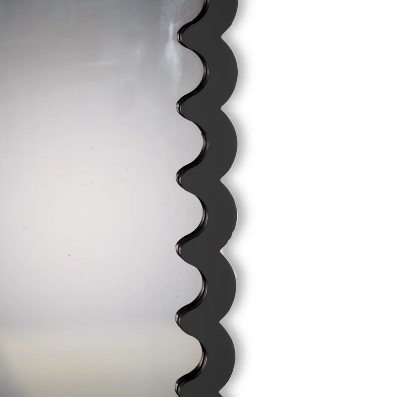 Wandspiegel Wavey mit Wellenkante aus MDF von Housevitamin in Schwarz, 33 × 43 × 1,5 cm, Ansicht 2