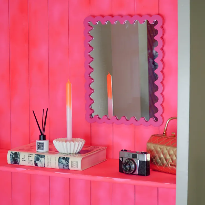 Wandspiegel Wavey mit Wellenkante aus MDF von Housevitamin in Neonpink, 33 × 43 × 1,5 cm, Ansicht 3