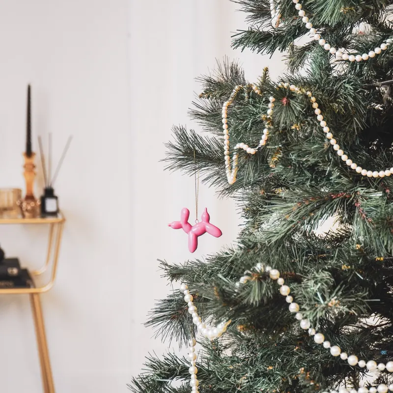 Ballonhund-Weihnachtsanhänger aus Keramik von Housevitamin in rosa, 6,5 × 3 × 6 cm, Ansicht 4