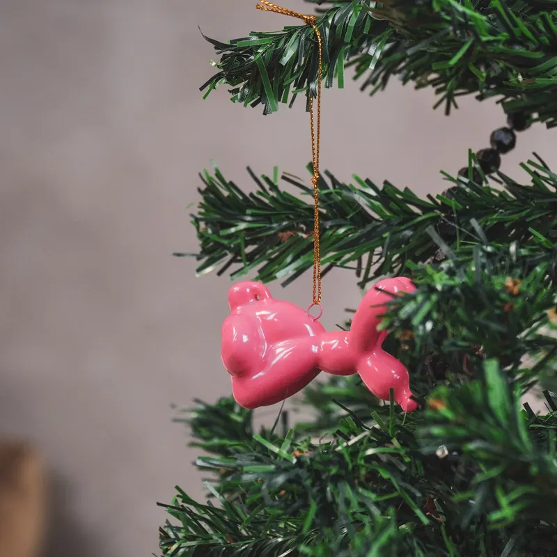 Ballonhund-Weihnachtsanhänger aus Keramik von Housevitamin in rosa, Ansicht 4