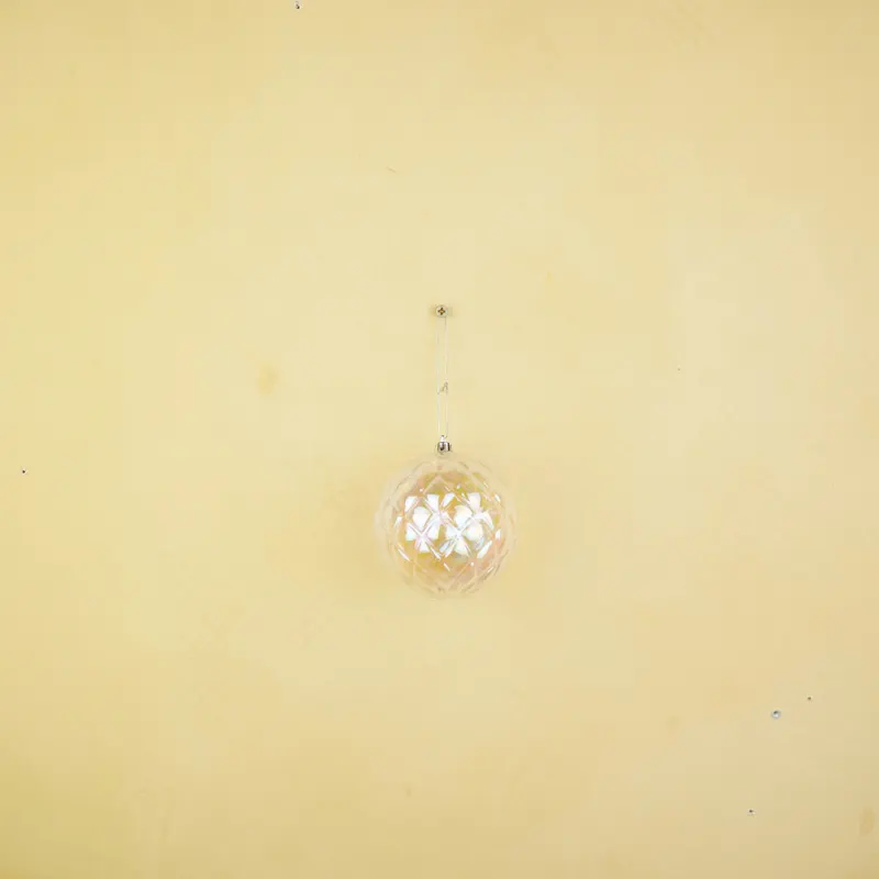 Irisierende Weihnachtskugel aus Kunststoff mit Rautenmuster von Housevitamin in Irisierend, 10 × 10 cm, Ansicht 4