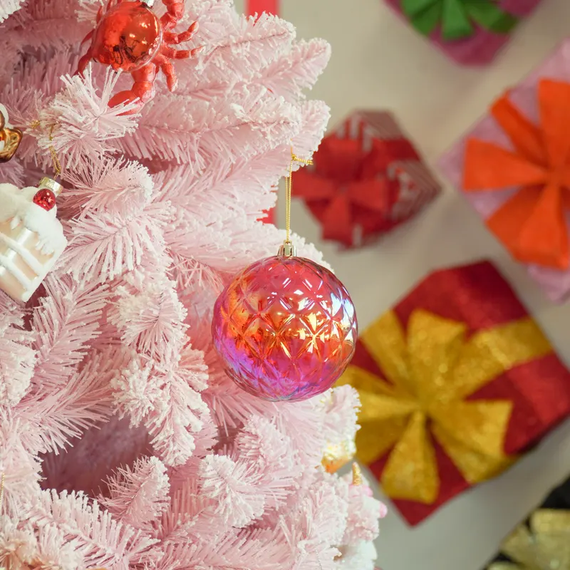 Christbaumkugel mit Diamantrelief aus Kunststoff von Housevitamin in Rot, 10 × 10 cm, Ansicht 2