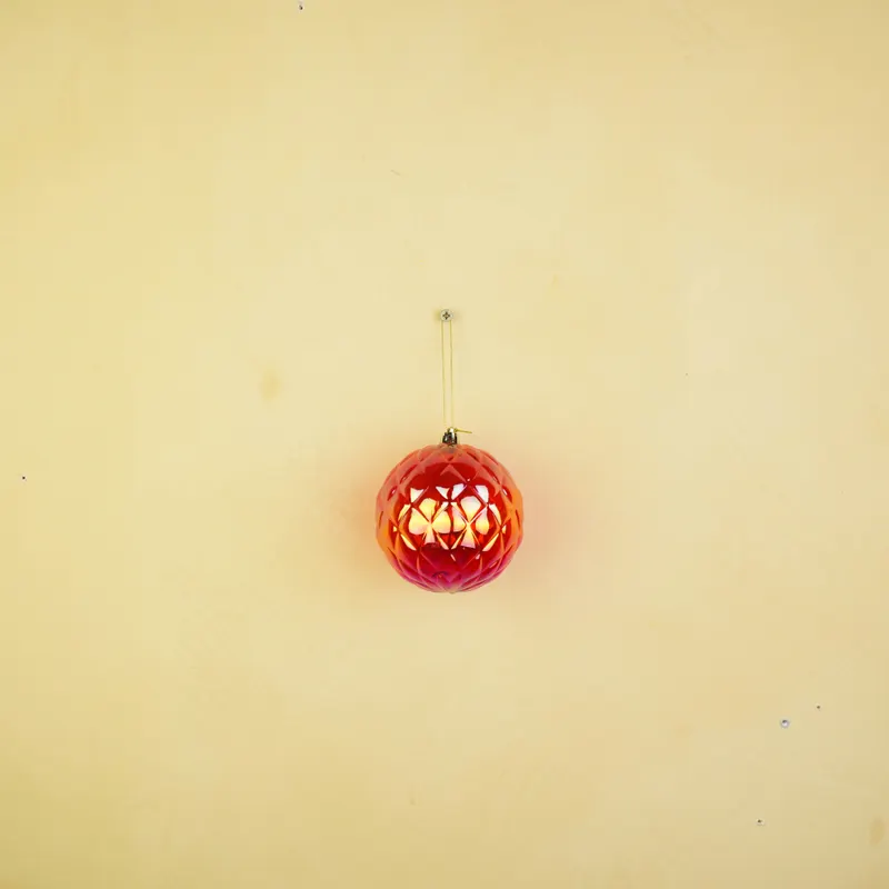 Christbaumkugel mit Diamantrelief aus Kunststoff von Housevitamin in Rot, 10 × 10 cm, Ansicht 4