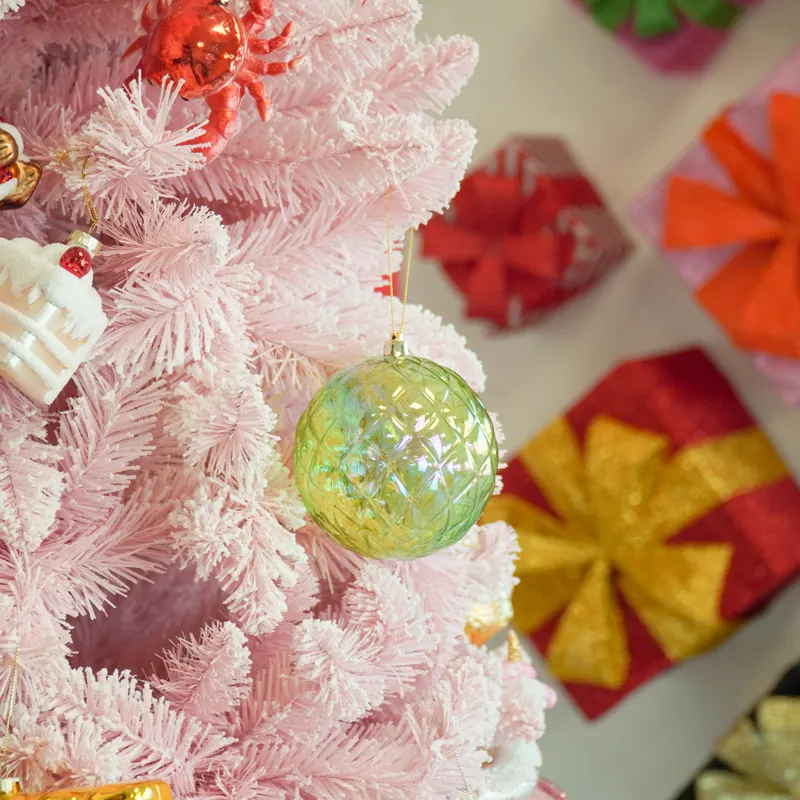 Christbaumkugel mit Diamantrelief aus Kunststoff von Housevitamin in Grün, 10 × 10 cm, Ansicht 3