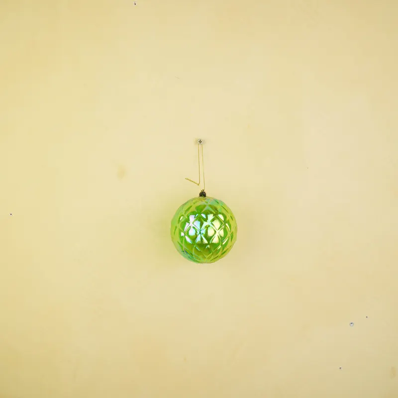 Christbaumkugel mit Diamantrelief aus Kunststoff von Housevitamin in Grün, 10 × 10 cm, Ansicht 6
