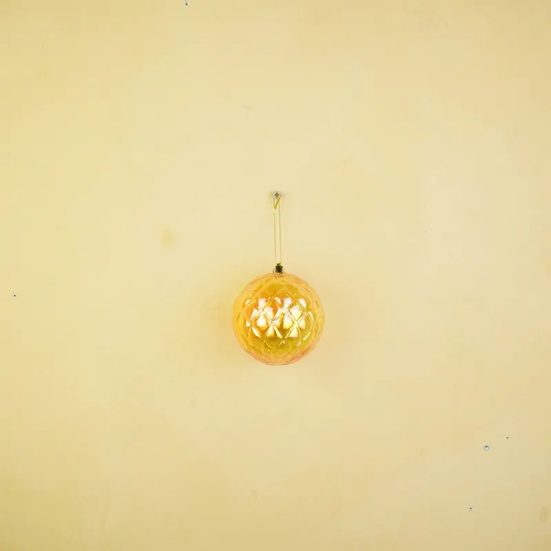 Christbaumkugel mit Diamantrelief aus Kunststoff von Housevitamin in Gelb, 10 × 10 cm, Ansicht 6