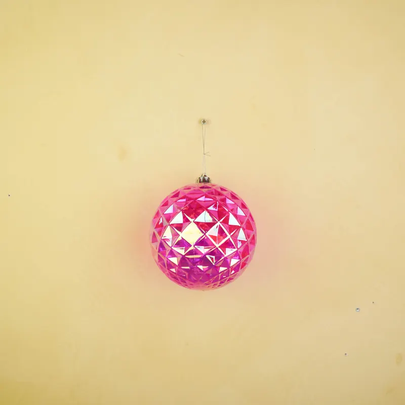 Christbaumkugel mit Diamantrelief aus Kunststoff von Housevitamin in Rosa, 15 × 15 cm, Ansicht 2