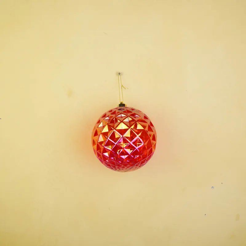 Christbaumkugel mit Diamantrelief aus Kunststoff von Housevitamin in Rot, 15 × 15 cm, Ansicht 3