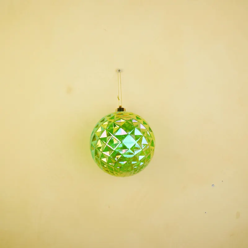Christbaumkugel mit Diamantrelief aus Kunststoff von Housevitamin in Grün, 15 × 15 cm, Ansicht 4