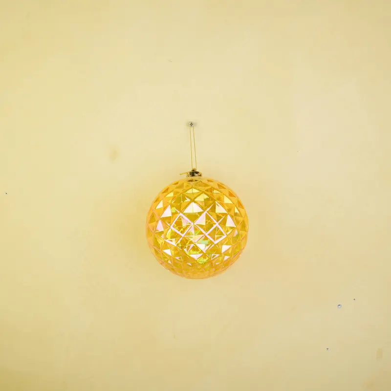 Christbaumkugel mit Diamantrelief aus Kunststoff von Housevitamin in Gelb, 15 × 15 cm, Ansicht 2