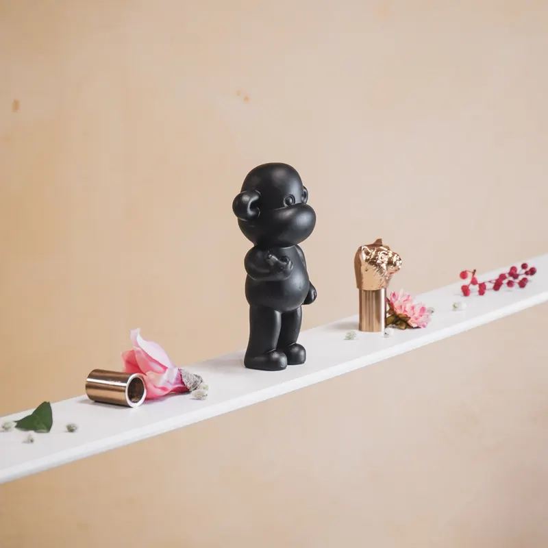 Dekofigur Affe „The Legend“ aus Polyresin mit Hang-Loose-Geste von Housevitamin in Schwarz, 11 × 7 × 19 cm, Ansicht 8