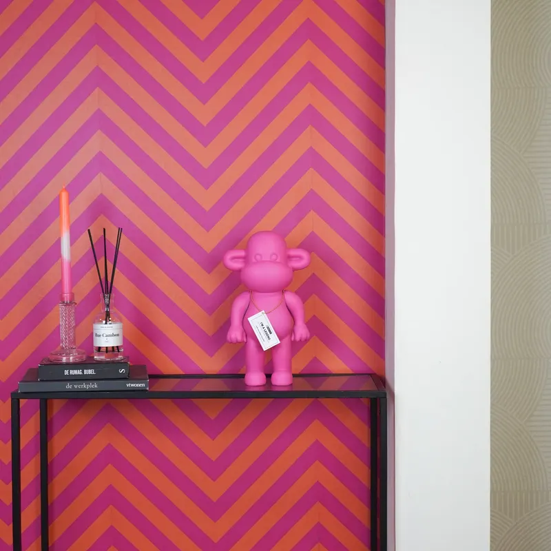 Dekofigur „The Legend“, Affe aus Polyresin von Housevitamin in Rosa, 20,5 × 13,5 × 35 cm, Ansicht 2