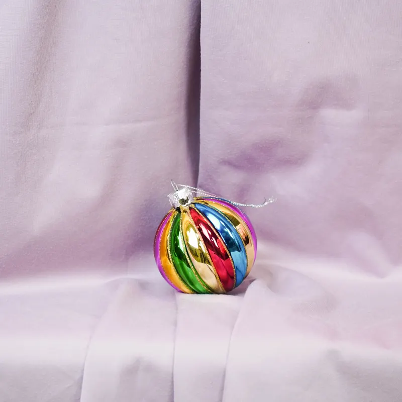 Weihnachtsanhänger Glaskugel in bunten Farben, 8 × 8 cm von Housevitamin in Mehrfarbig, Ansicht 4