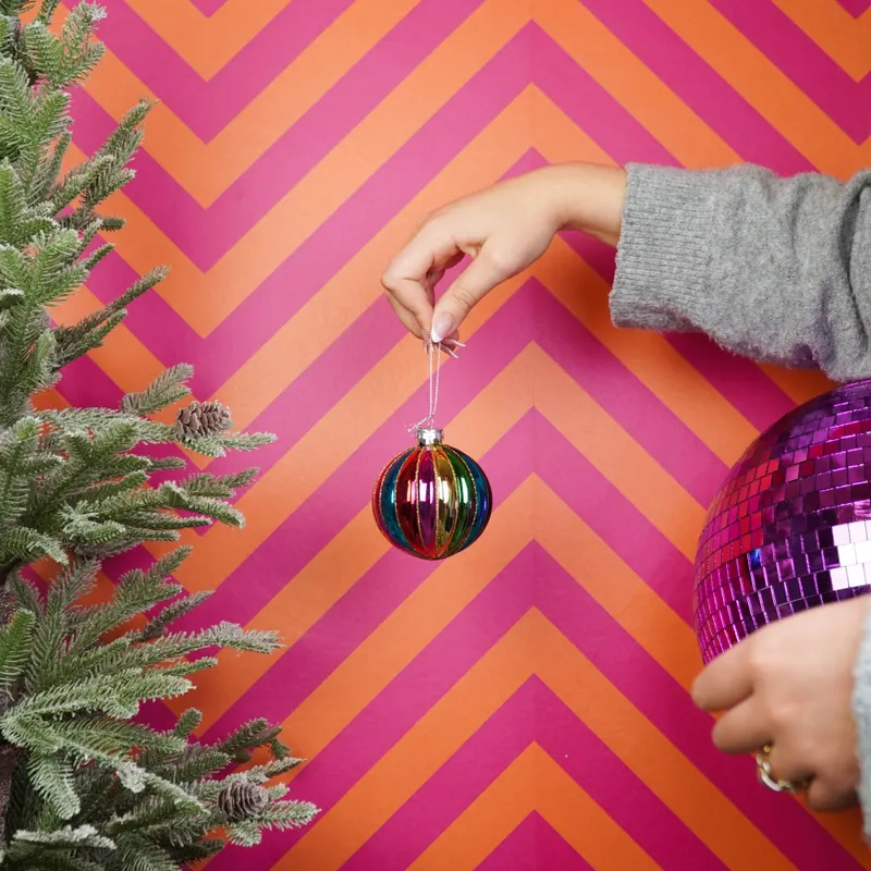 Weihnachtsanhänger Glaskugel in bunten Farben, 8 × 8 cm von Housevitamin in Mehrfarbig, Ansicht 5